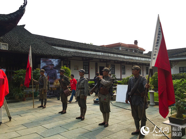 身着军装的演员