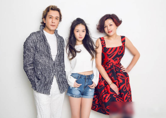 李咏哈文全家福曝光 14岁女儿颜值高引热议