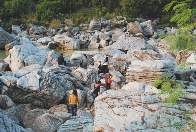 游人在华安玉地质公园游玩。