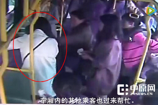 马丹正在施救，旁边乘客也在帮忙