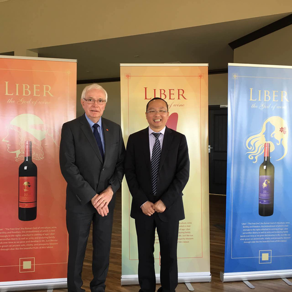 巴罗萨市长鲍勃与酒仙网董事长郝鸿峰合影