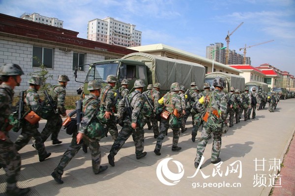 防化分队迅速出动（高方录 摄）