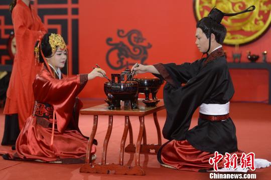 “利苍”和“辛追”行同牢礼。 杨华峰 摄