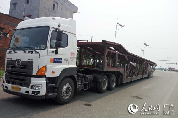 钦州交警查货一“巨无霸”货车