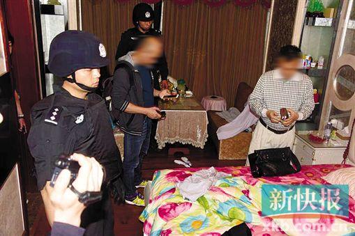 ■警方在嫌疑人(右一)家中将其抓获。
通讯员供图