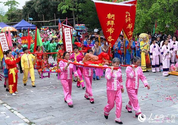 扛着祭品祭拜祖公。(覃蔚峰/摄)