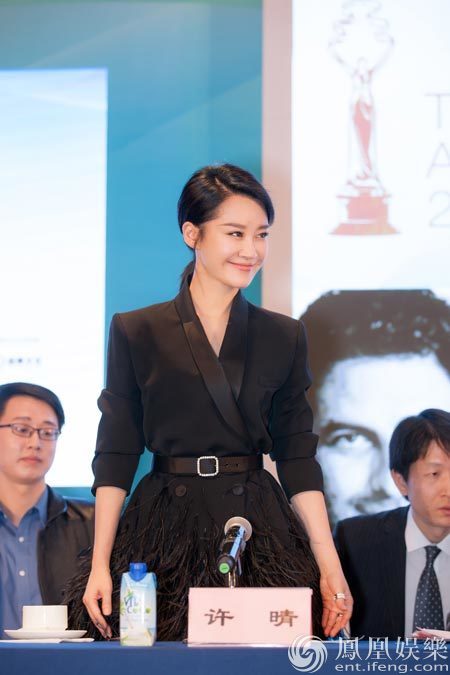 第一次作为电影节评委的许晴,在采访中谦虚地表示:"希望可以学习吸收图片