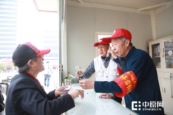 一位女士要去住房公积金中心，但查到有两个地方，不知怎么去，为防止她走错，老人们在打电话确认。