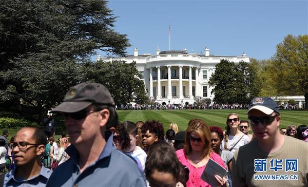 　　4月16日，人们在美国华盛顿白宫参观。
