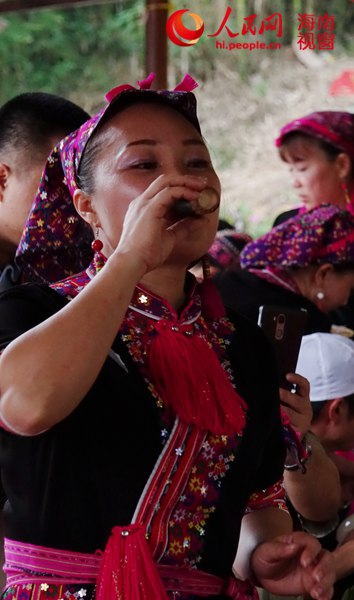 苗族同胞喝山兰酒