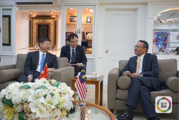 (图片说明:4月12日,中联部部长宋涛在吉隆坡会见马来西亚马来民族统一机构副主席、国防部长希沙姆丁。)