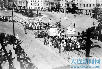 1950年热闹的大连友好广场 图片来源：大连日报