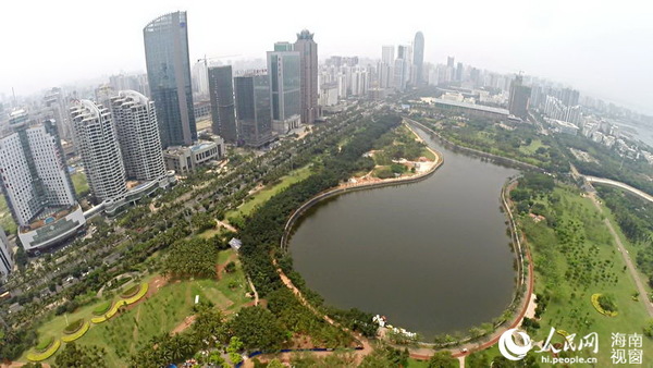 海口4月18日电 近日,人民网海南视窗记者操纵高清无人机高空全景航拍"