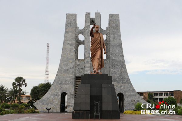 恩克鲁玛铜像近景。（摄影：张威伟）