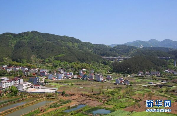 合武高铁经过大别山隧道附近的杉林河水库。新华社记者 肖磊涛摄