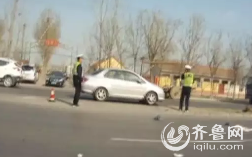 在省道231东营路段上发生事故后,民警赶到现场。(视频截图)