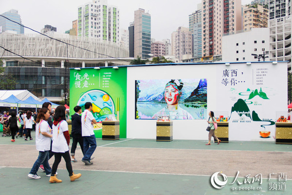 现场播放电影《刘三姐》片段