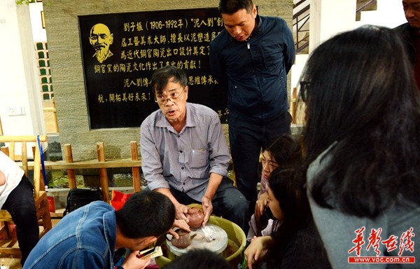 陶艺大师朱克中现场给大家讲解陶艺知识。记者 龙腾 摄