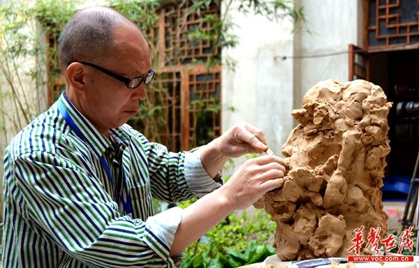 来自河南汝州的陶艺大师吴宏伟即兴创作陶艺作品。记者 龙腾 摄