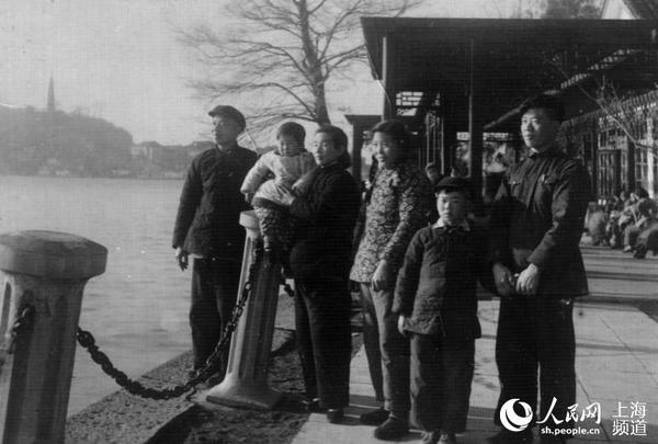 一场以"城市记忆"为主题的《新中国时尚流行变迁图片展》,通过照片