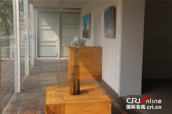 宽敞明亮的空间里陈列着的艺术家原创作品