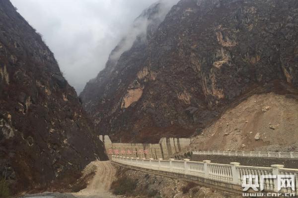 在曾经泥石流肆虐的三眼峪里，这样的拦挡坝一共有十七处（央广网记者 张磊 摄）