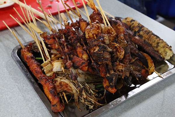 同济大学大排档营业时间为19时-23时，冷菜、四川卤味、麻辣烫、炒菜、烧烤一应俱全。  本文图片均来自澎湃新闻记者 高剑平 实习生 黄为