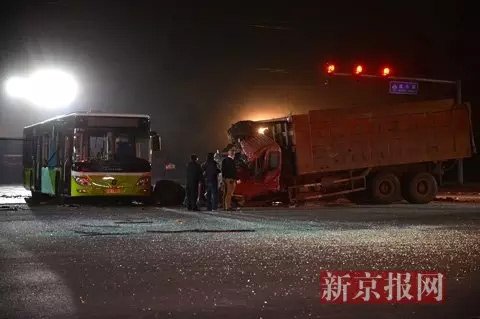 碎裂的玻璃碎片铺满路口。新京报记者 吴江 摄