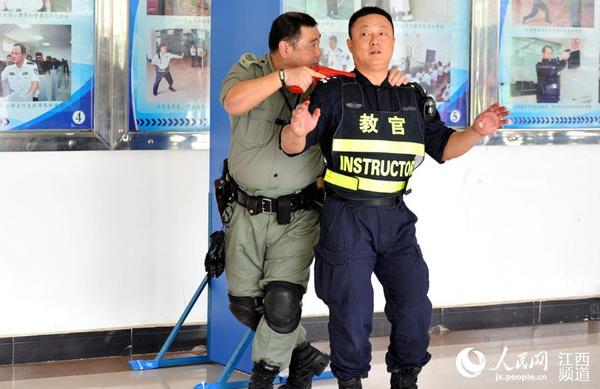江西省警察学校的训练场上，来自香港的警察面对面教授江西警察绝技。