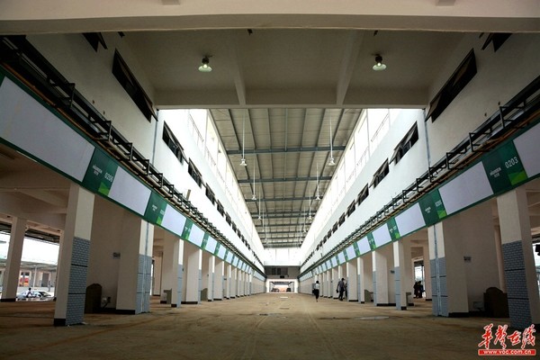 一个标准交易大厅内部共有50个商铺。记者 龙腾 摄