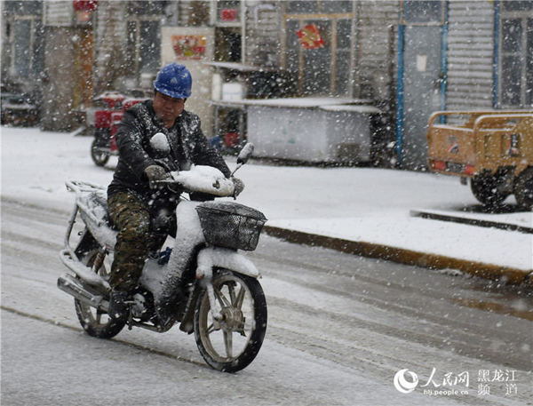 4月21日，在黑龙江省大兴安岭地区漠河县北极村人们冒雪出行。