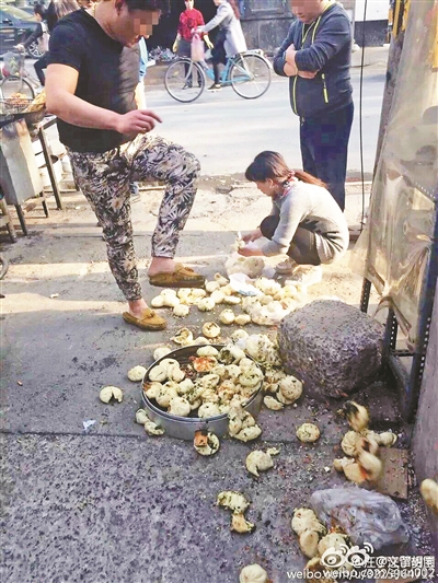 网传的“金链”男子踩包子图片