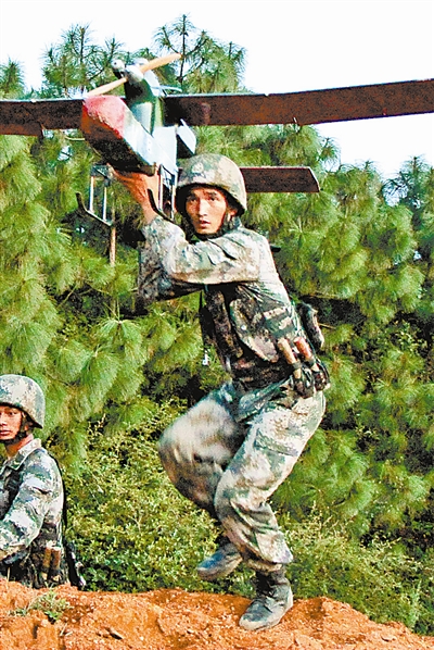 王伟正在试飞无人侦察机。 黄腾飞摄