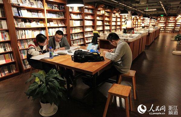 4月23日，甬城首家24小时营业书店——位于药行街6号的“天一书房”，正式营业。章勇涛 摄