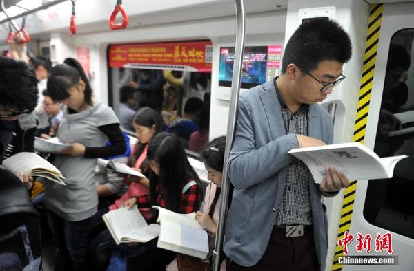 江西大学生阅读占领地铁 呼吁民众多读书