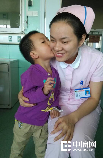 吴志伟与患儿亲如一家（医院提供）