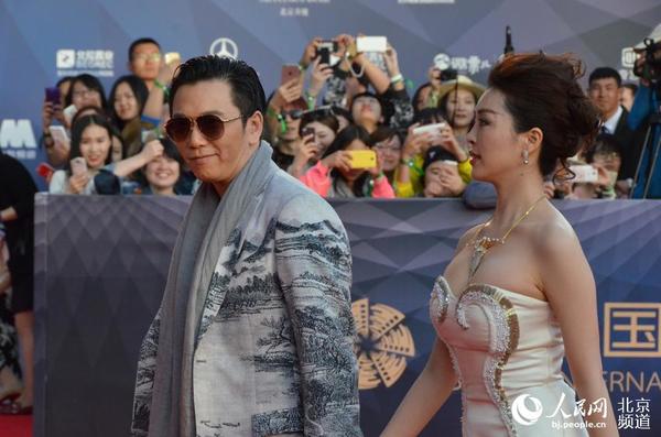 温兆伦亮相第六届北京国际电影节闭幕式红毯。人民网尹星云 摄