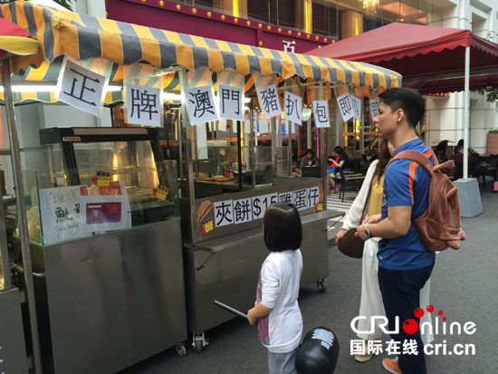 旅客在澳门食品街上