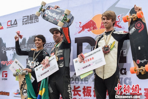 巴西选手麦克斯·巴莱斯泰罗斯(中)、蒂亚戈·莫赫尔(左)包揽冠亚军,美国选手麦克斯·韦克斯(右)获得季军。