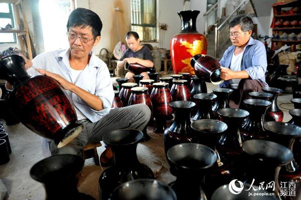 李波生带领仅有的两名弟子赶制销往韩国的脱胎漆器。