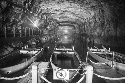 挖掘三年而成的北海坑道，形成一个井字形的结构，如今早已废弃。在坑道中游客可以泛舟，在黑暗的坑道内用手触摸闪闪荧光的“蓝眼泪”。　　　　　　　　　　　　本报记者　王毅　摄