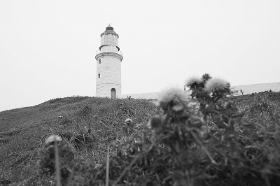 东莒岛灯塔百年来矗立海边，历经风雨。本报记者王毅摄