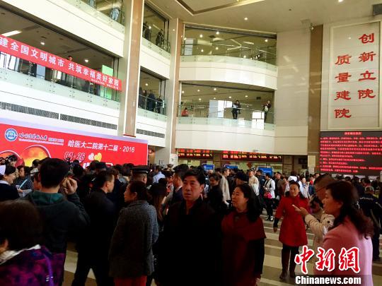 哈医大二院“爱心日”大型义诊活动现场。　解培华　摄