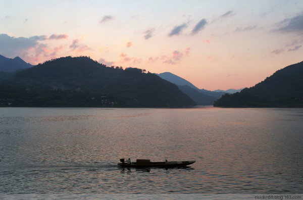 【原创】美哭了，黄草小镇之八“幽静的湖滨香舍好住处”