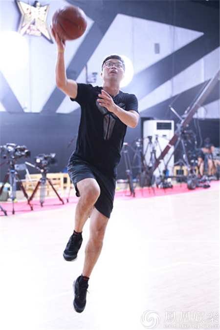 王迅刻苦训练快攻上篮 赛场得分尽显体育运动精神