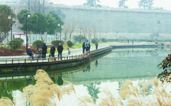 　　昨天，城北护城河经过整治后与明城墙神策门段景观连成一片。河道两侧新建了绿化廊道、休闲步道，将历史遗存与自然风景融合在一起，供市民散步观光。  本报记者 崔晓摄