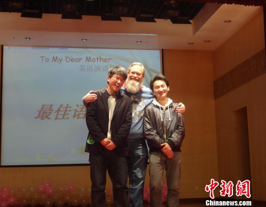 Larry Boswell与学生在比赛现场。　卢晓　摄