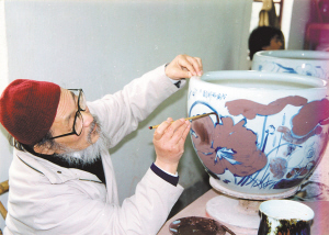 　　刘旦宅1990年代在画瓷