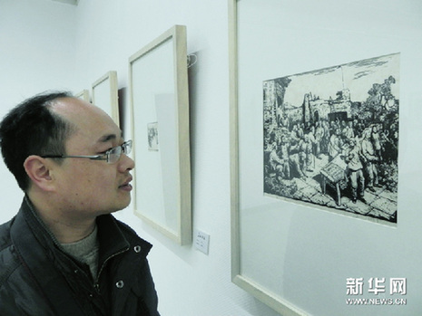 3月8日，观众在中国美术学院美术馆观看著名版画家彦涵1948年创作的版画作品《豆选》。新华网图片 龙巍 摄