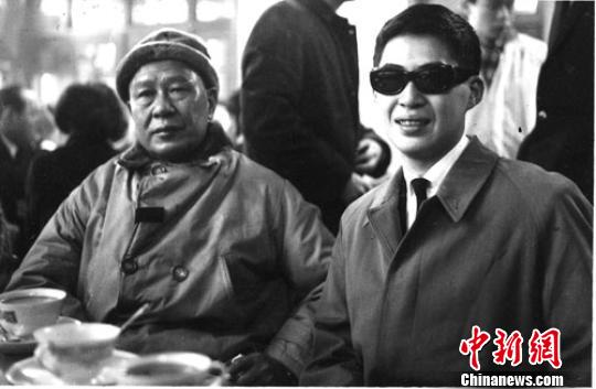 白先勇与父亲白崇禧，一九六三年一月，台北松山机场。